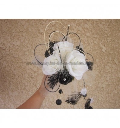 Bouquet de mariee Moderne Noir et Blanc avec roses plumes perles