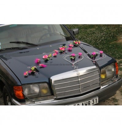 Belle décoration de voiture de mariage thème vert anis fuchsia