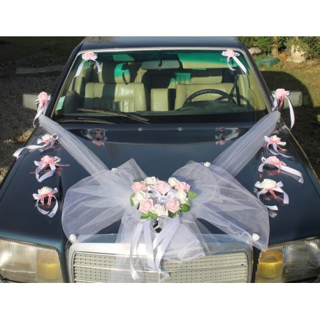 Décoration voiture des mariés noeud et roses