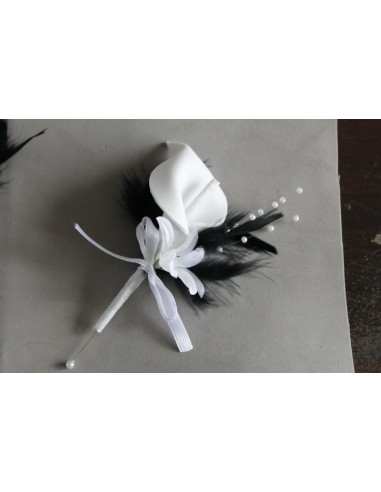 Boutonnière de mariage fait avec un arum blanc et des plumes noires