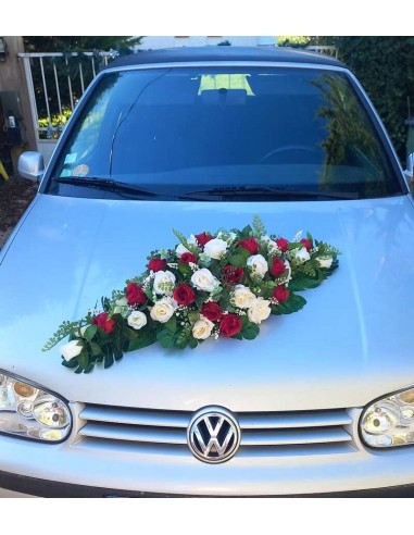 Composition florale pour voiture de mariage, roses rouge et ivoire